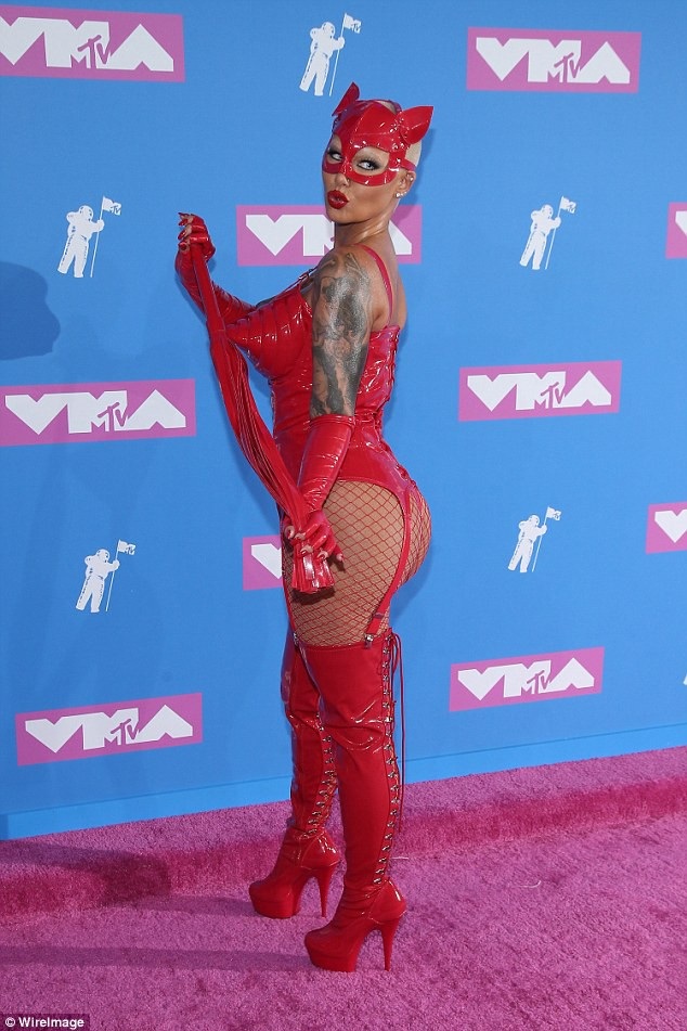 Sốc với trang phục của 2 vũ nữ thoát y - 10 
Cùng dự sự kiện có cựu vũ nữ thoát y Amber Rose