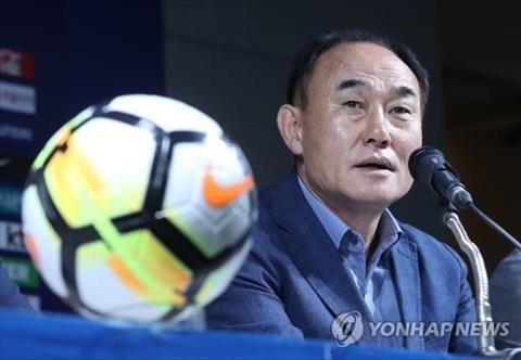 
HLV Kim Hak-Bum ân hận vì để thua Olympic Malaysia
