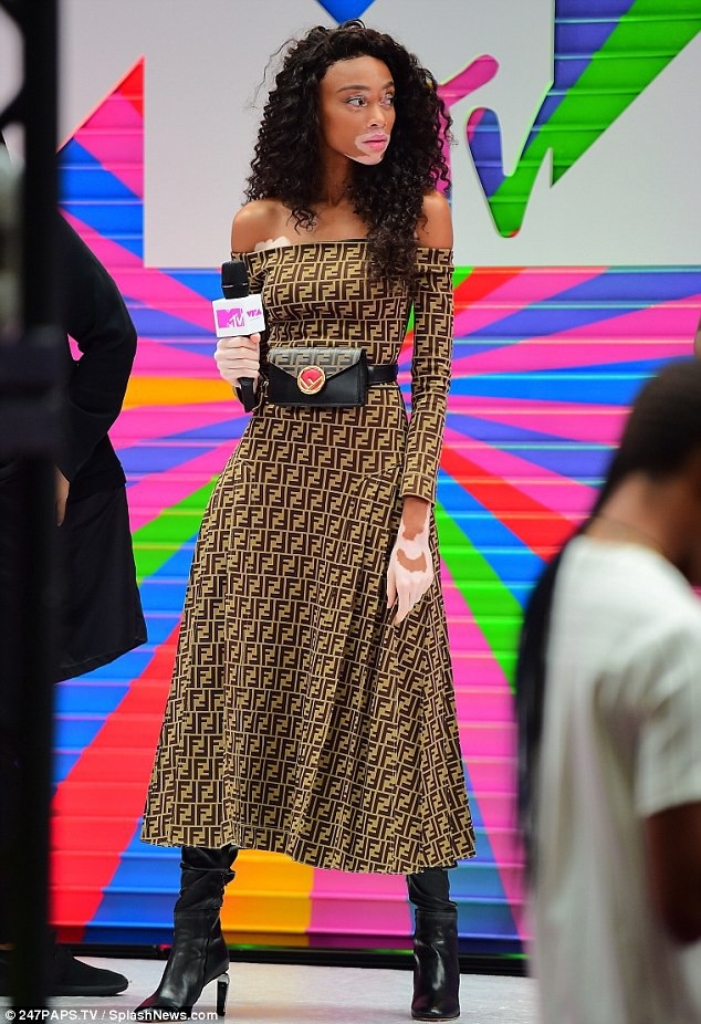 Hai siêu mẫu đọ dáng với trang phục xuyên thấu - 13
Cô thay một bộ đồ cá tính khác