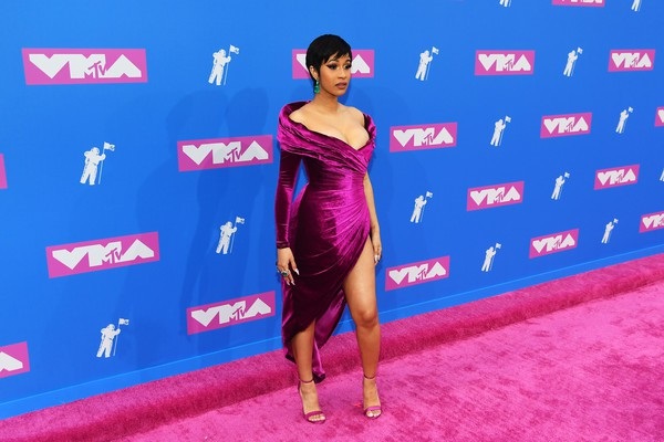Ca sỹ Mỹ khoe ngực khủng tại lễ trao giải VMA - 11
Cardi B còn được fans yêu mến bởi là người rất hài hước và thú vị.