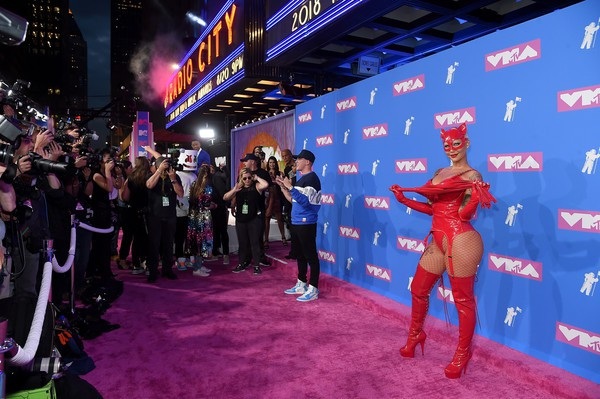 Sốc với trang phục của 2 vũ nữ thoát y - 14 
Amber Rose trước rừng ống kính máy ảnh