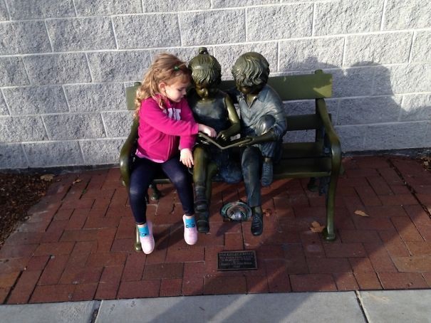 “Đây, đọc cái này này!”