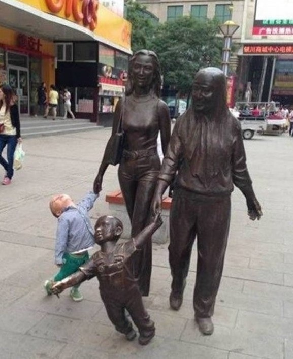 “Ủa, đây có phải mẹ mình đâu?”