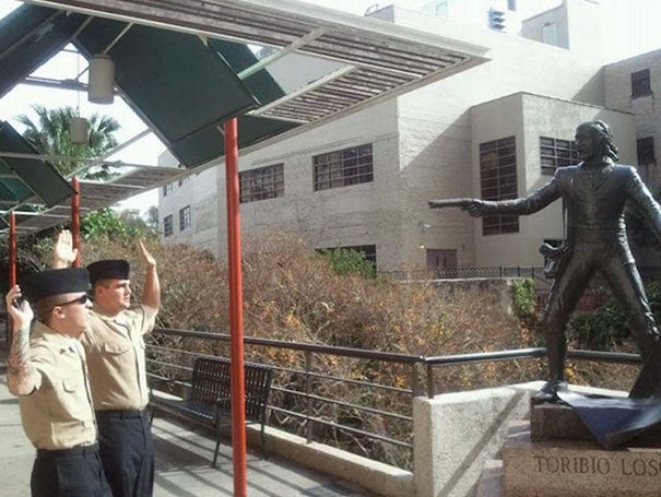 “Đứng lại và đưa tay lên”