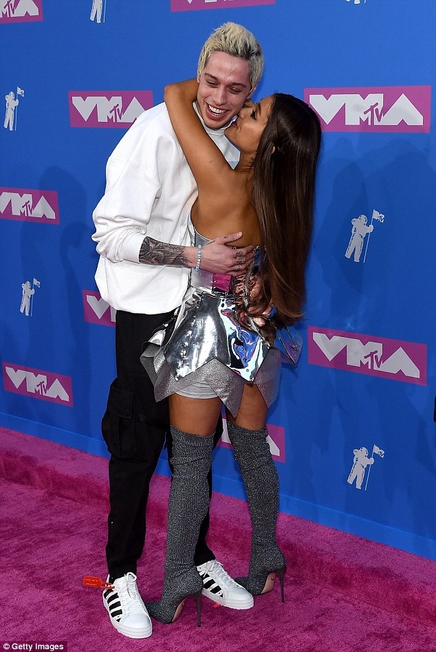 Ariana Grande quyến rũ sánh đôi cùng bạn trai - 10
Pete luôn có mặt tại các sự kiện quan trọng trong cuộc đời của bạn gái. Anh tháp tùng cô tới các sự kiện, các buổi quay hình và tại lễ trao giải như thế này.