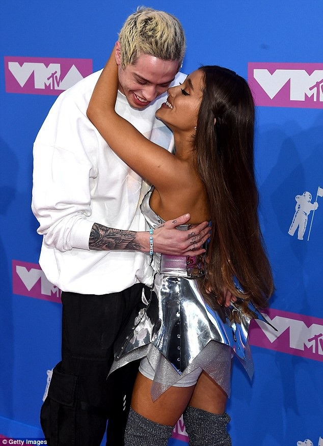 Ariana Grande quyến rũ sánh đôi cùng bạn trai - 3
Arina và Pete công khai quan hệ vào tháng 6 vừa rồi sau 1 tháng hò hẹn. Cặp đôi cũng mạnh dạn thừa nhận họ đã đính hôn chỉ sau một thời gian ngắn tìm hiểu.