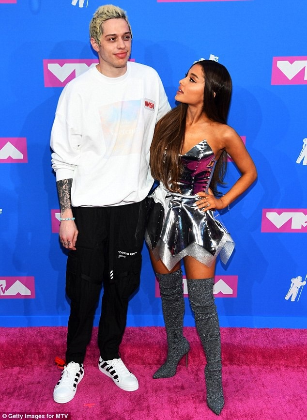 Ariana Grande quyến rũ sánh đôi cùng bạn trai - 5
Ariana và Pete thường xuyên khoe tình yêu đẹp của họ trên trang cá nhân. Bạn bè lo lắng khi nữ ca sĩ 24 tuổi quyết định đính hôn chỉ sau một tháng hò hẹn nhưng Ariana khẳng định, cô đang vô cùng hạnh phúc bên Pete.