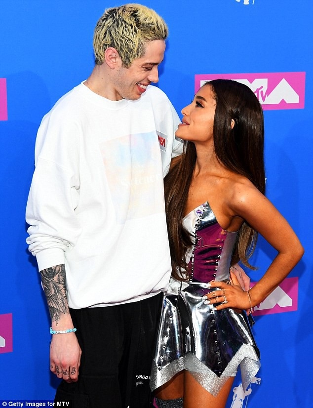 Ariana Grande quyến rũ sánh đôi cùng bạn trai - 7 Ariana Grande quyến rũ sánh đôi cùng bạn trai - 7