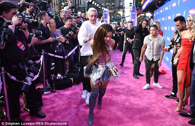 Ariana Grande quyến rũ sánh đôi cùng bạn trai - 8 Ariana Grande quyến rũ sánh đôi cùng bạn trai - 8