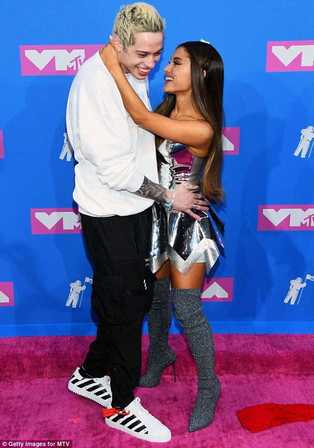 Ariana Grande quyến rũ sánh đôi cùng bạn trai - 9
Những khoảnh khắc đáng yêu và ngọt ngào của Ariana và Pete trên thảm đỏ