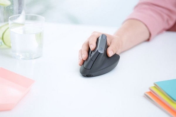 Logitech ra mắt chuột máy tính với thiết kế cực độc đáo - 1 MX Vertical có thiết kế để người dùng cầm chuột với một góc nghiêng 57 độ