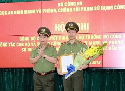Thiếu tướng Nguyễn Minh Chính chủ trì Hội nghị tại Cục An ninh mạng - 1 Thứ trưởng Bùi Văn Nam trao Quyết định bổ nhiệm của Bộ trưởng Bộ Công an bổ nhiệm Thiếu tướng Nguyễn Minh Chính giữ chức vụ Cục trưởng Cục An ninh mạng.