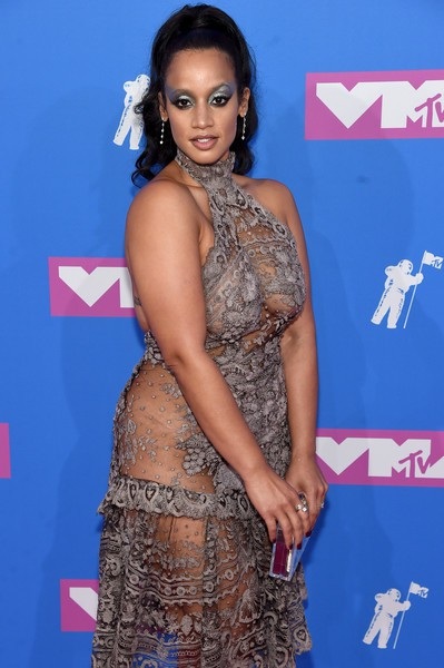 
Người đẹp táo bạo diện váy không nội y
