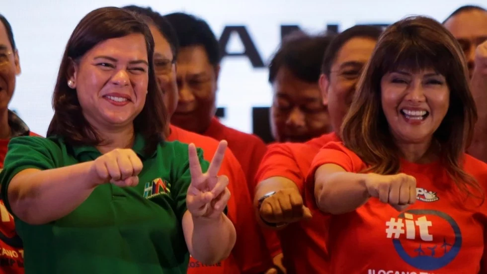Gương mặt nữ sáng giá của gia đình Duterte - 2
Bà Sara Duterte (trái) và Tỉnh trưởng tỉnh Ilocos Norte, bà Imee Marcos (Ảnh: Reuters)