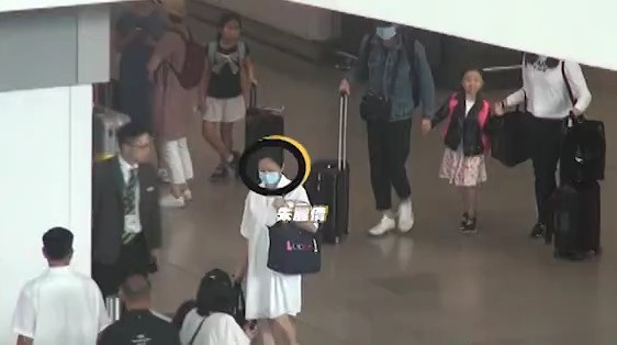 Lộ hình ảnh hiếm hoi của con gái Lưu Đức Hoa - 2
Vợ của Lưu Đức Hoa diện trang phục rộng thùng thình di chuyển trước chồng và con gái.