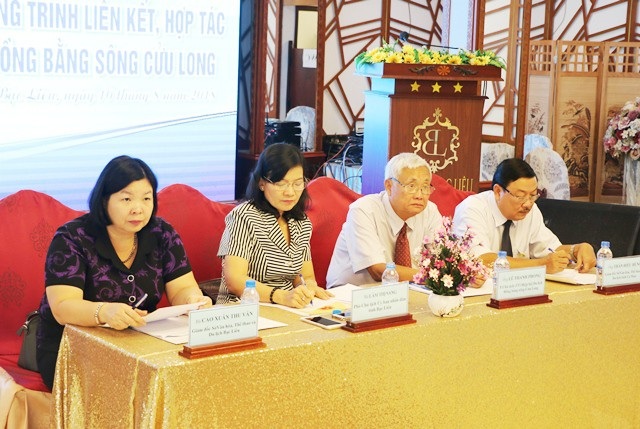 Cà Mau: Hiến kế phát triển du lịch các tỉnh Đồng bằng sông Cửu Long - 4 Ông Trần Hiếu Hùng- Giám đốc Sở VH-TT&DL tỉnh Cà Mau, Cụm trưởng Cụm du lịch phía Tây ĐBSCL (ngoài cùng bên phải) đề nghị cần tổ chức Diễn đàn thu hút đầu tư riêng cho ngành du lịch.