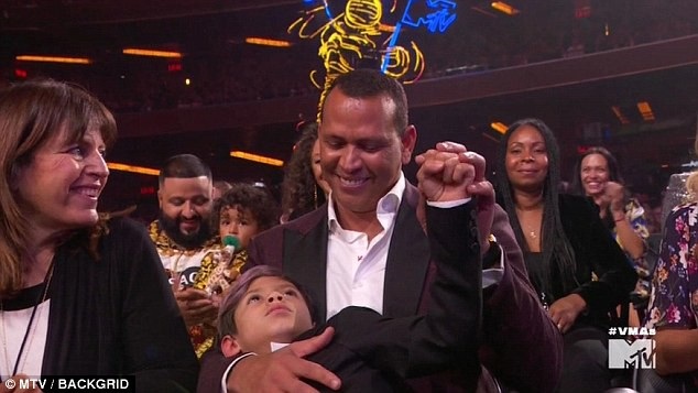 Jennifer Lopez gọi bạn trai là “bạn tâm giao” - 30
Alex ôm con trai riêng của bạn gái dưới hàng ghế khán giả.
