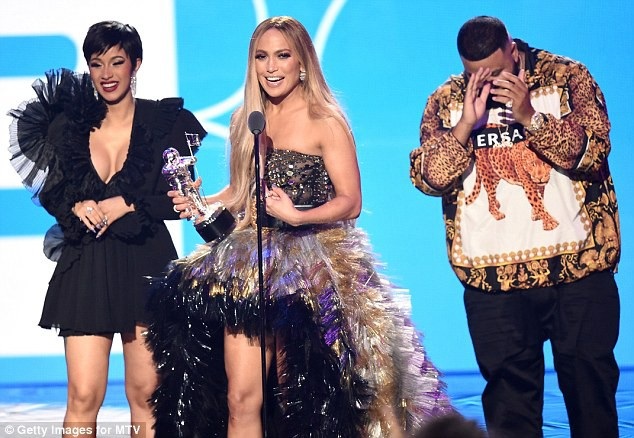 Jennifer Lopez gọi bạn trai là “bạn tâm giao” - 32
Jennifer Lopez thay trang phục để lên sân khấu nhận thêm giải thưởng Sản phẩm âm nhạc hợp tác hay nhất dành cho ca khúc Dinero.