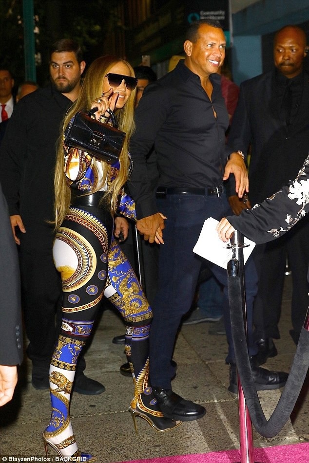 Jennifer Lopez gọi bạn trai là “bạn tâm giao” - 34
Jennifer nắm tay bạn trai tới dự bữa tiệc hậu lễ trao giải.