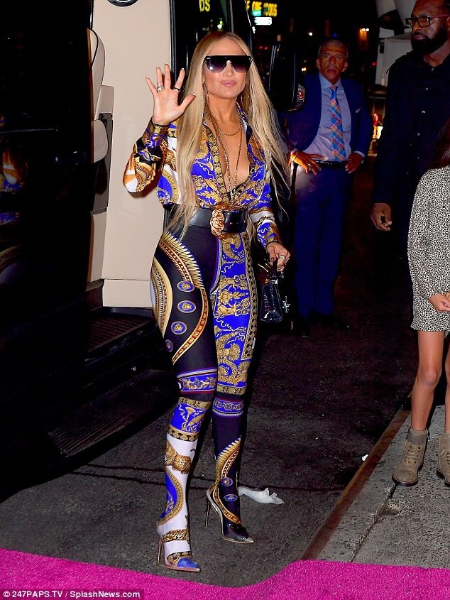 Jennifer Lopez gọi bạn trai là “bạn tâm giao” - 33
Jennifer thay bộ đồ ôm sát dự bữa tiệc hậu lễ trao giải.