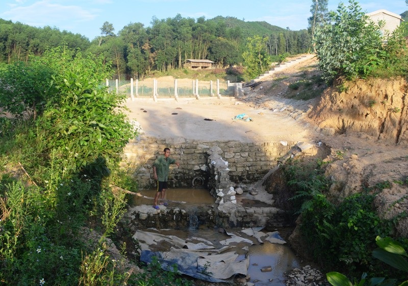 Hai trang trại lợn ngang nhiên “tra tấn” người dân ngay từ đầu nguồn nước! - Ảnh 2. Hai trang trại lợn ngang nhiên “tra tấn” người dân ngay từ đầu nguồn nước! - Ảnh 2.