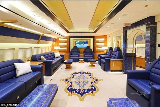 Bên trong chuyên cơ trị giá gần 640 triệu USD của Hoàng gia Qatar - 2
Chuyên cơ của gia đình Hoàng gia Qatar được cải tiến từ chiếc Boeing 747-8. Để gia tăng không gian cho hệ thống nội thất sang trọng, Hoàng gia Qatar đã cho gỡ hầu hết 467 ghế của máy bay ban đầu, thay vào đó là phòng ăn rộng lớn, phòng ngủ, phòng chờ, phòng khám bệnh, khoảng 10 nhà vệ sinh. Sau khi cải tiến, chuyên cơ này chở được tối đa 76 hành khách và 18 thành viên phi hành đoàn.