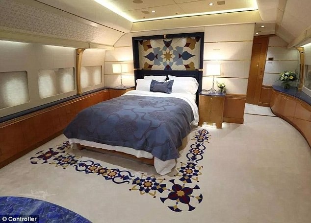 Bên trong chuyên cơ trị giá gần 640 triệu USD của Hoàng gia Qatar - 3 Phòng ngủ được trang bị giường đôi và ốp gỗ xung quanh tạo cảm giác ấm cúng.