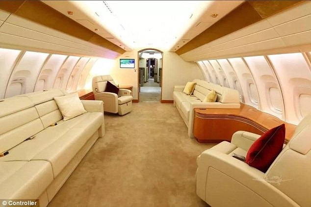 Bên trong chuyên cơ trị giá gần 640 triệu USD của Hoàng gia Qatar - 4 Máy bay của Hoàng gia Qatar hiện đã bay được 403,2 giờ. Phong cách nội thất bên trong máy bay là màu xanh dương, trắng và vàng. Trong ảnh: Một trong những căn phòng chờ với ghế bọc da. Các ghế đều được trang bị dây an toàn, trong trường hợp máy bay bị rung lắc khi đi vào vùng thời tiết xấu.