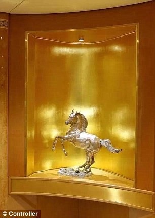 Bên trong chuyên cơ trị giá gần 640 triệu USD của Hoàng gia Qatar - 5 Một vật trang trí trên máy bay. Hoàng gia Qatar đã tận dụng tối đa chiều dài cũng như 2 tầng của máy bay Boeing 747-8 ban đầu và biến nó trở thành một căn hộ cao cấp trên bầu trời. Hiện thời, Boeing 747-8 được coi là máy bay chở khách dài nhất thế giới.