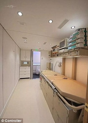 Bên trong chuyên cơ trị giá gần 640 triệu USD của Hoàng gia Qatar - 6 Phòng y tế hiện đại với giường bệnh cùng các trang thiết bị đầy đủ trên máy bay.