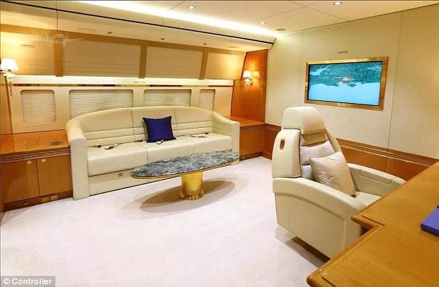 Bên trong chuyên cơ trị giá gần 640 triệu USD của Hoàng gia Qatar - 7
Hiện gia đình Hoàng gia Qatar đã giao cho công ty hàng không vũ trụ AMAC có trụ sở tại Thụy Sĩ chủ trì việc bán máy bay trên. Trang Perth Now ước tính chiếc máy bay này có thể sẽ được bán với giá 640 triệu USD.