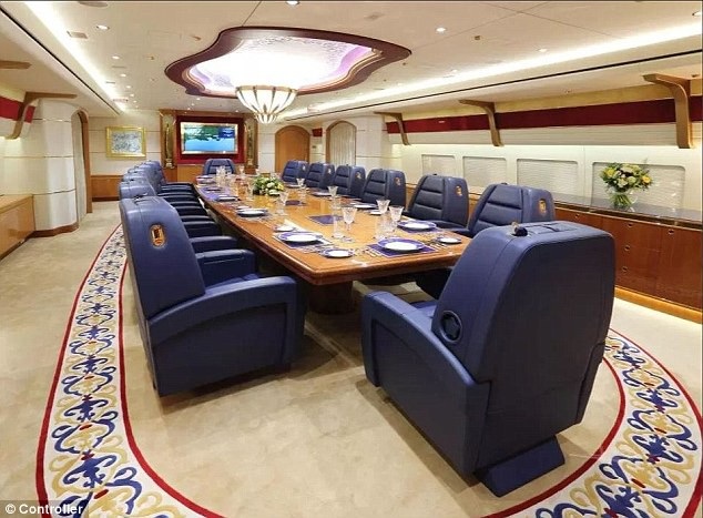 Bên trong chuyên cơ trị giá gần 640 triệu USD của Hoàng gia Qatar - 8 Nội thất phòng ăn với 14 chiếc ghế bọc da và phong cách phối màu trắng, vàng, xanh mang lại cảm giác sang trọng, đẳng cấp.