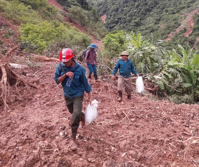 Hiện 6/6 bản thuộc xã Mường Ải vẫn đang bị chia cắt, cô lập. Cán bộ xã và các giáo viên phải vượt qua các bãi đất đá chắn ngang đường để vào các bản thống kê thiệt hại, hỗ trợ người dân khắc phục hậu quả cơn lũ