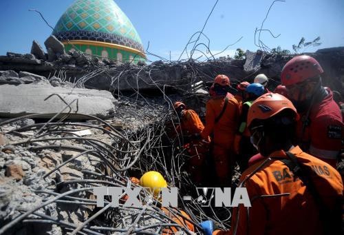 
Lực lượng cứu hộ làm nhiệm vụ tại hiện trường đổ nát sau động đất tại Bắc Lombok, Indonesia ngày 8/8. Ảnh: THX/TTXVN
