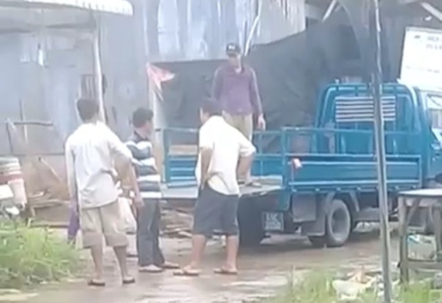 Chánh văn phòng Huyện ủy “mượn” xe công làm việc tư - 4 Người đàn ông mặc áo sọc trong ảnh theo xác định của người dân là Chánh văn phòng Huyện ủy Thới Bình.