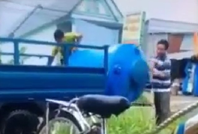 Chánh văn phòng Huyện ủy “mượn” xe công làm việc tư - 3 Chánh văn phòng Huyện ủy “mượn” xe công làm việc tư - 3
