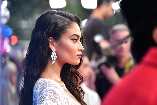 Hai siêu mẫu đọ dáng với trang phục xuyên thấu - 2
Người đẹp Úc trang điểm phong cách lạnh lùng, cá tính