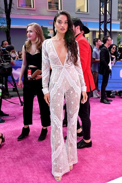 Hai siêu mẫu đọ dáng với trang phục xuyên thấu - 3
Cô diện bộ đồ xuyên thấu gợi cảm