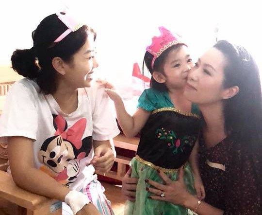 Á hậu Trịnh Kim Chi chia sẻ cô khâm phục nghị lực của Mai Phương: “Phương rất mạnh mẽ. Nhìn cô ấy cười tươi, không chút lo lắng hay sợ hãi chúng tôi cũng yên tâm phần nào”.