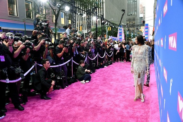 Hai siêu mẫu đọ dáng với trang phục xuyên thấu - 9
Chân dài người Canada khoe dáng chuẩn trước dàn ống kính máy ảnh