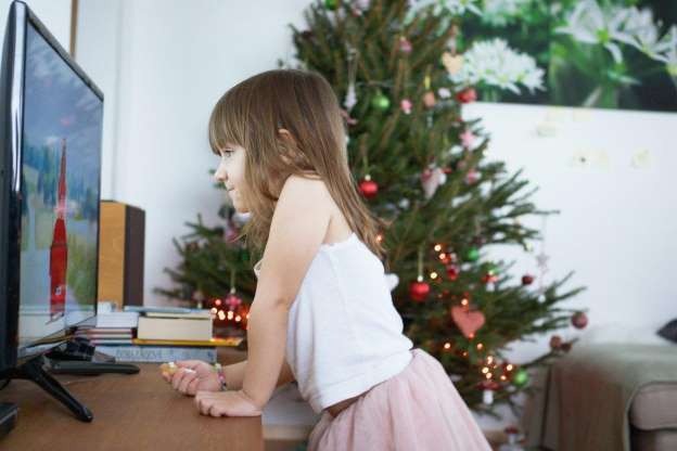 Xem TV quá nhiều ở tuổi lên 2 hại đến mức nào? - 1 Những em bé ở tuổi chấp chững biết đi thích xem ti vi sẽ dễ có sức khỏe kém ở tuổi vị thành niên.