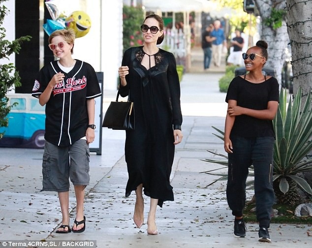 
Angelina Jolie đưa 2 con gái Shiloh, 12 tuổi và Zahara, 13 tuổi đi mua sắm ở Los Angeles ngày 21/8 vừa qua
