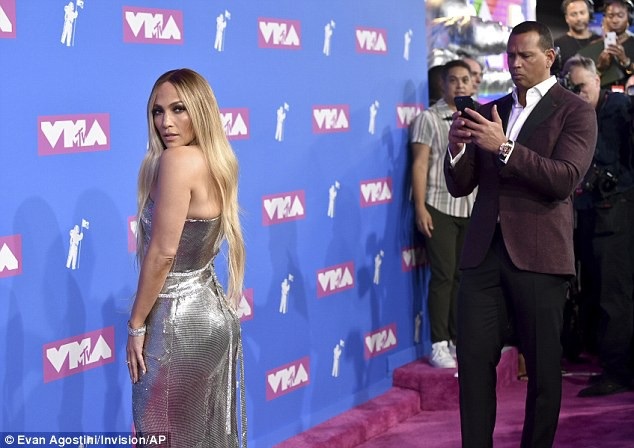 Bạn trai chăm chút Jennifer Lopez hết mức - 1
Alex Rodriguez bận rộn chụp hình bạn gái xinh đẹp Jennifer Lopez trên thảm đỏ lễ trao giải MTV Video Music Awards diễn ra tại New York, Mỹ ngày 21/8 vừa qua