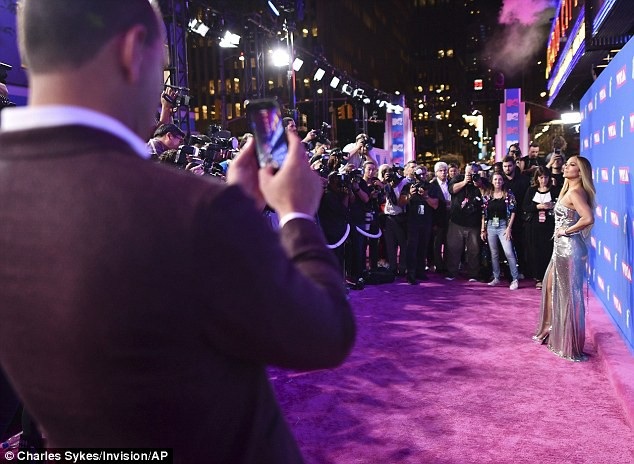 Bạn trai chăm chút Jennifer Lopez hết mức - 4
Nhiều fans đã lên tiếng trên các mạng xã hội rằng: Hãy tìm một ai đó nhìn bạn như Alex nhìn J.Lo
