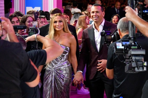 Bạn trai chăm chút Jennifer Lopez hết mức - 5
Cặp đôi tay trong tay xuất hiện trên thảm đỏ VMA 2018