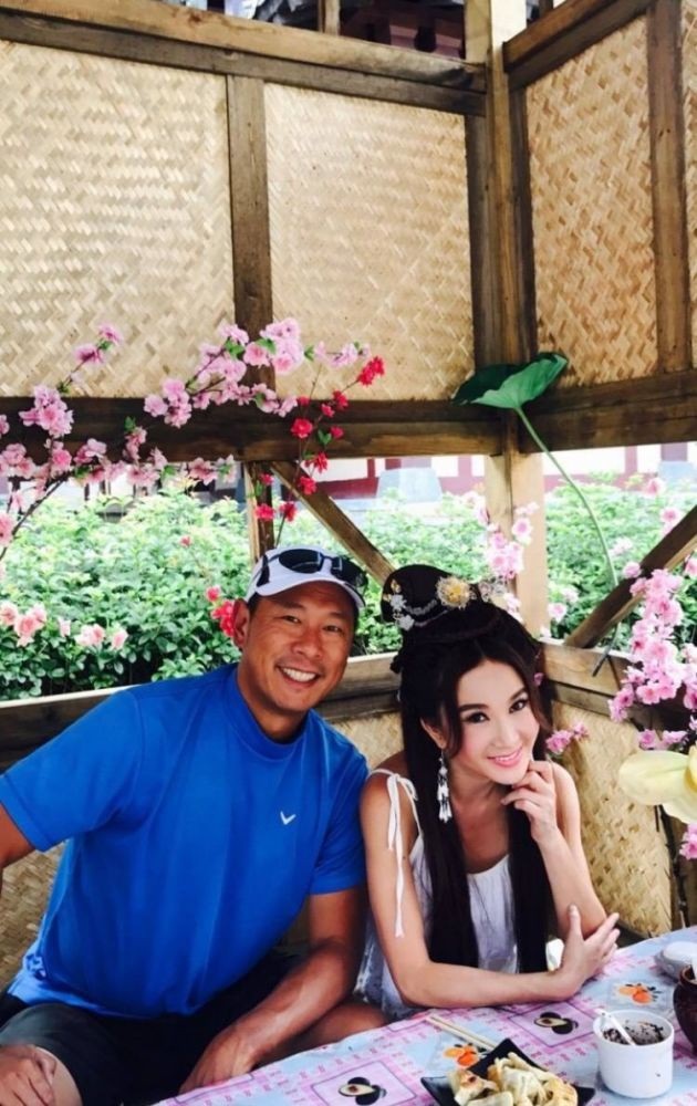 
Ông xã của Ôn Bích Hà tới thăm vợ và tranh thủ đưa cô đi du lịch tại Guizhou.
