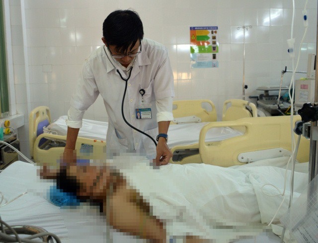 Cứu sống bệnh nhân bị đâm thủng tim - 1 Bác sĩ đang thăm khám cho bệnh nhân. (Ảnh: CTV)