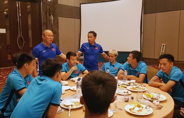 HLV Park Hang Seo bịn rịn chia tay học trò cưng Đỗ Hùng Dũng - 1
Ban huấn luyện và các cầu thủ Olympic Việt Nam chia tay Đỗ Hùng Dũng