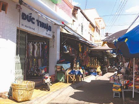 Chết hụt giữa đại ngàn và bi kịch cuộc đời đại gia giàu nhất Bình Thuận - 2
Dãy phố trên đường Ngô Sĩ Liên trước đây có 15 căn của ông Bát Xì.