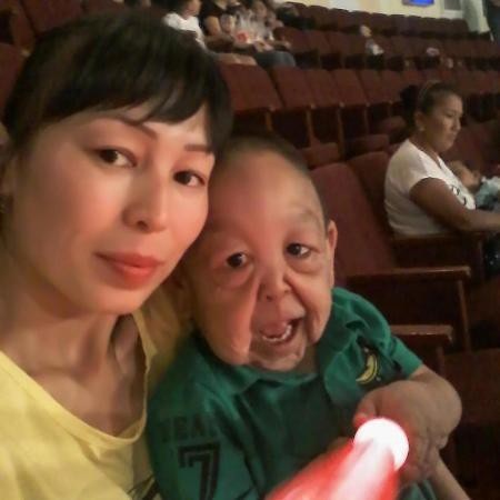 Em bé mới 6 tuổi trông đã như ông lão 60 - 2 Yernar chụp hình cùng mẹ